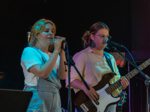 zangeres zingt in de microfoon